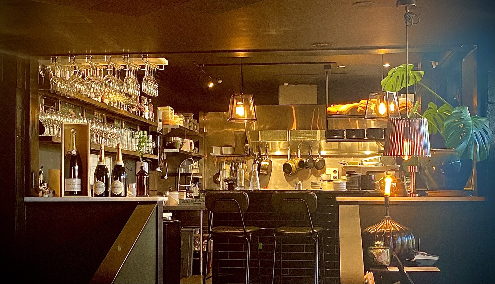 The Lustre dining room and kitchen bar